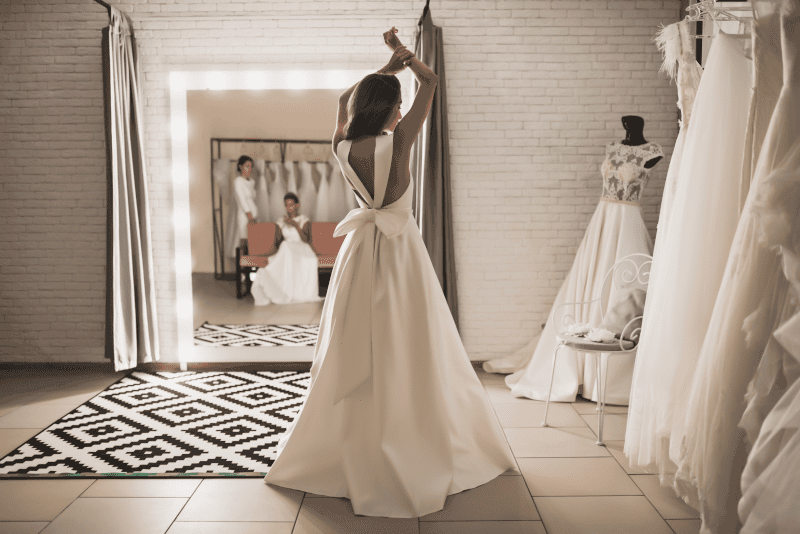 mariée robe noeud dans boutique