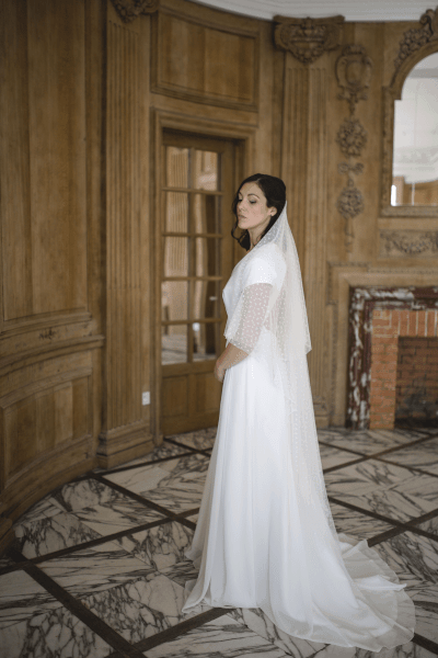 femme portant une des Robes de mariée sur mesure dans un chateau