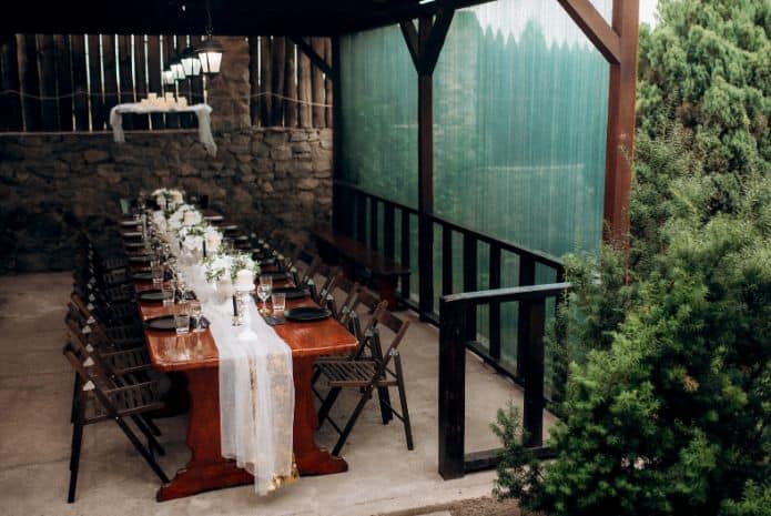 table dressée pour un mariage dans la jungle