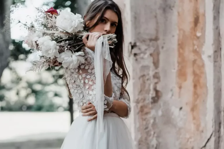 femme portant une robe de mariée achetée sur internet