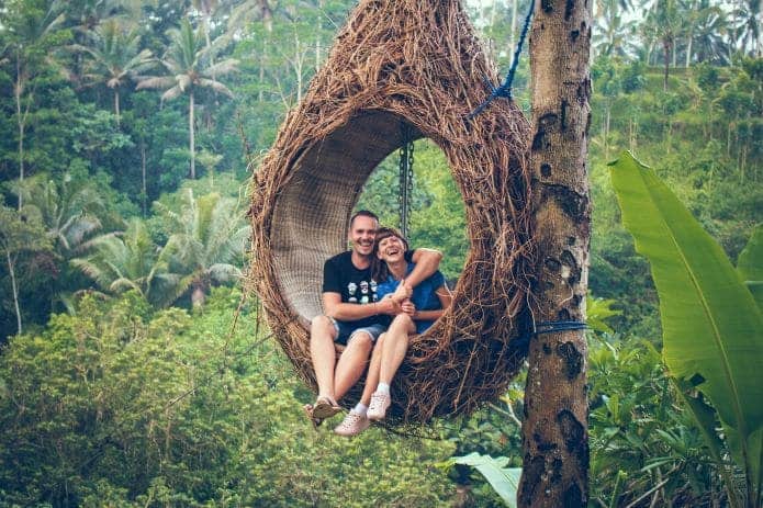 couple enlacé dans un nid suspendu dans la jungle de bali