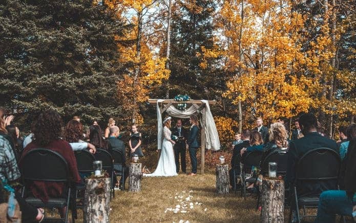 couple se mariant dans la nature en automne