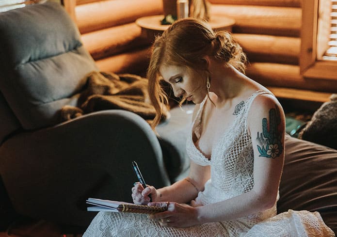 mariée avec cheveux attaché tatouée écrit ses voeux pour son mariage pendant le confinement du coronavirus