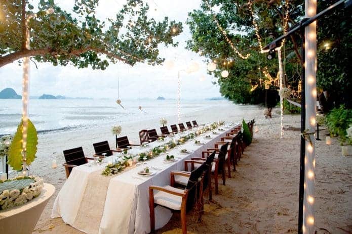 table de mariage sur le thème de la plage
