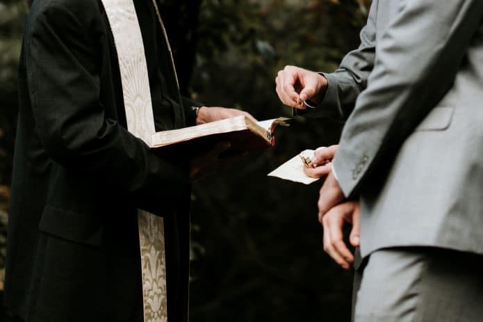 marié et son témoin de mariage devant le prêtre