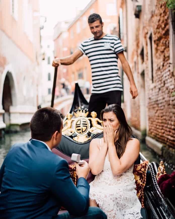 homme faisant une demande en mariage sur une gondole dans la ville de venise