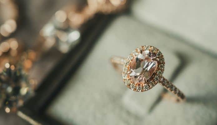 bague de fiançailles rosegold diamants dans écrin