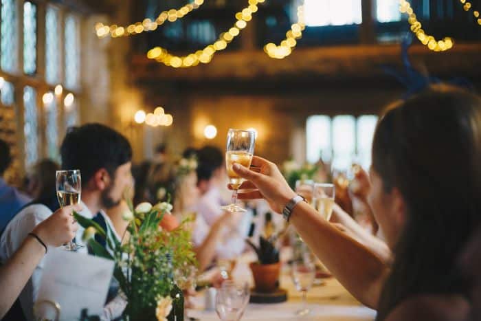 toast posté à un mariage lors d'un service à table