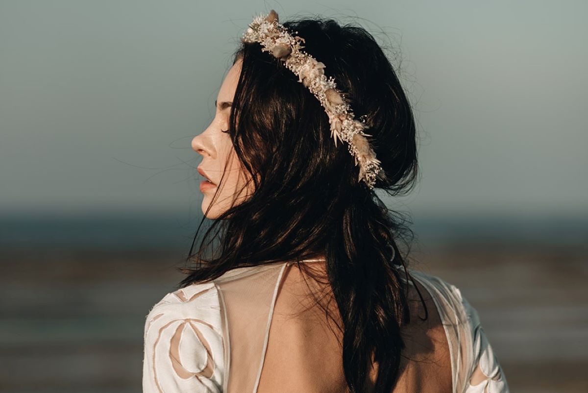 femme portant une couronne de fleurs de mariée
