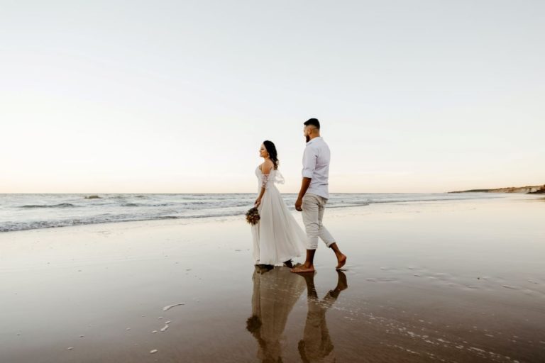 couple de mariées sur la plage pendant leur mariage minimaliste