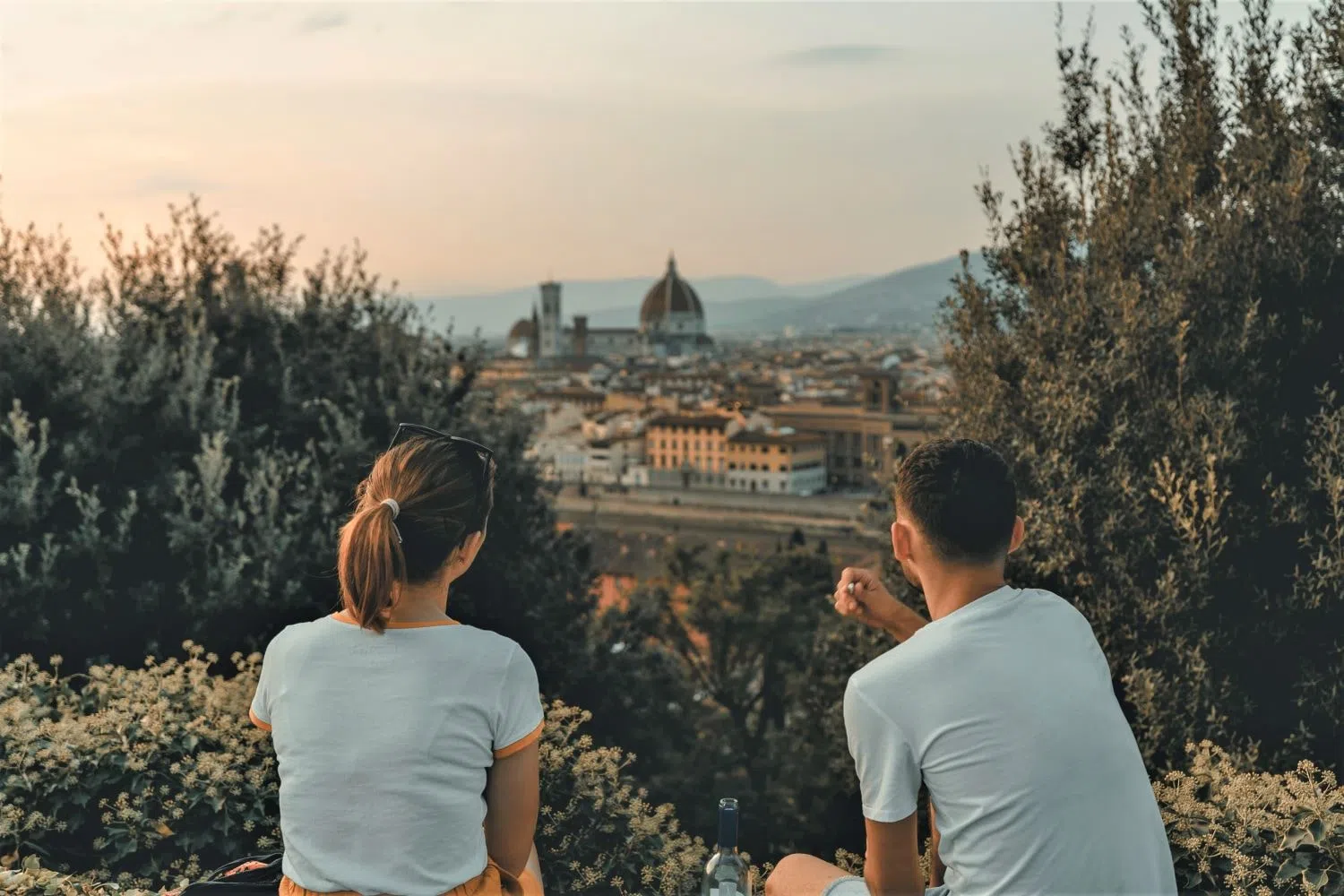 couple profitant de la vue en Toscane pendant leur lune de miel automnale