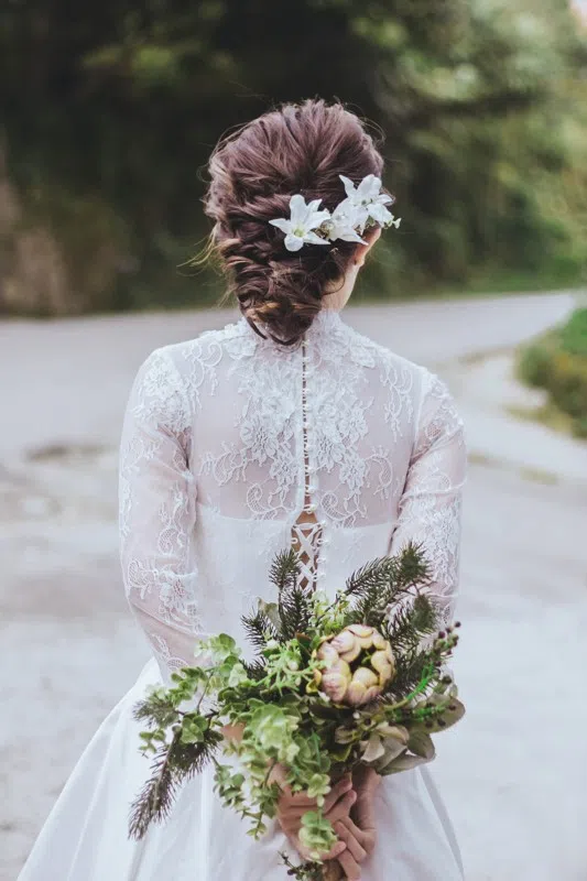 mariée de dos avec un bouquet