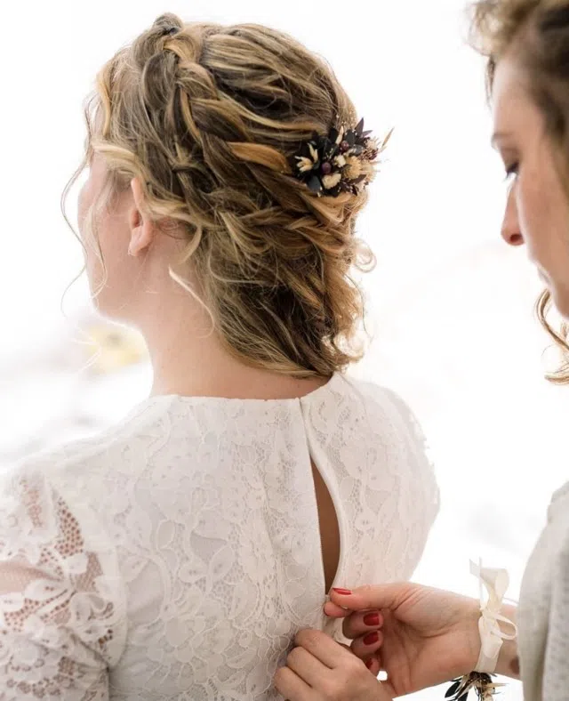 coiffure de mariée bohème avec peigne fleurs naturelles