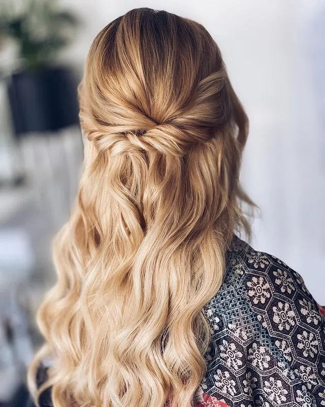 coiffure de mariée simple en demi queue sur cheveux long