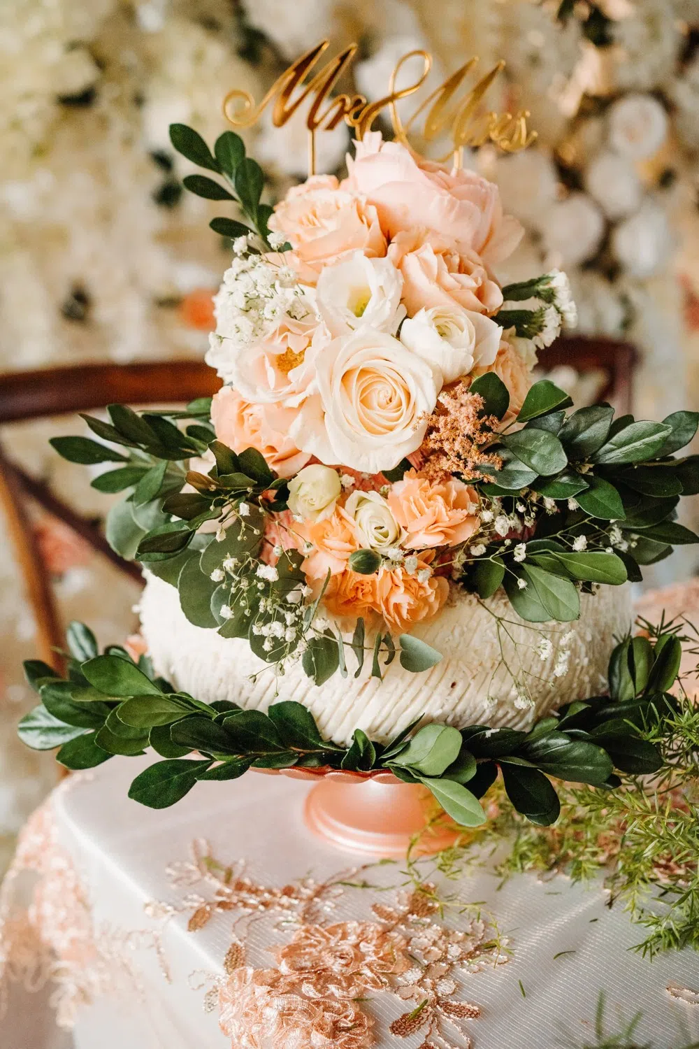 gâteau de mariage simple avec décoration florale