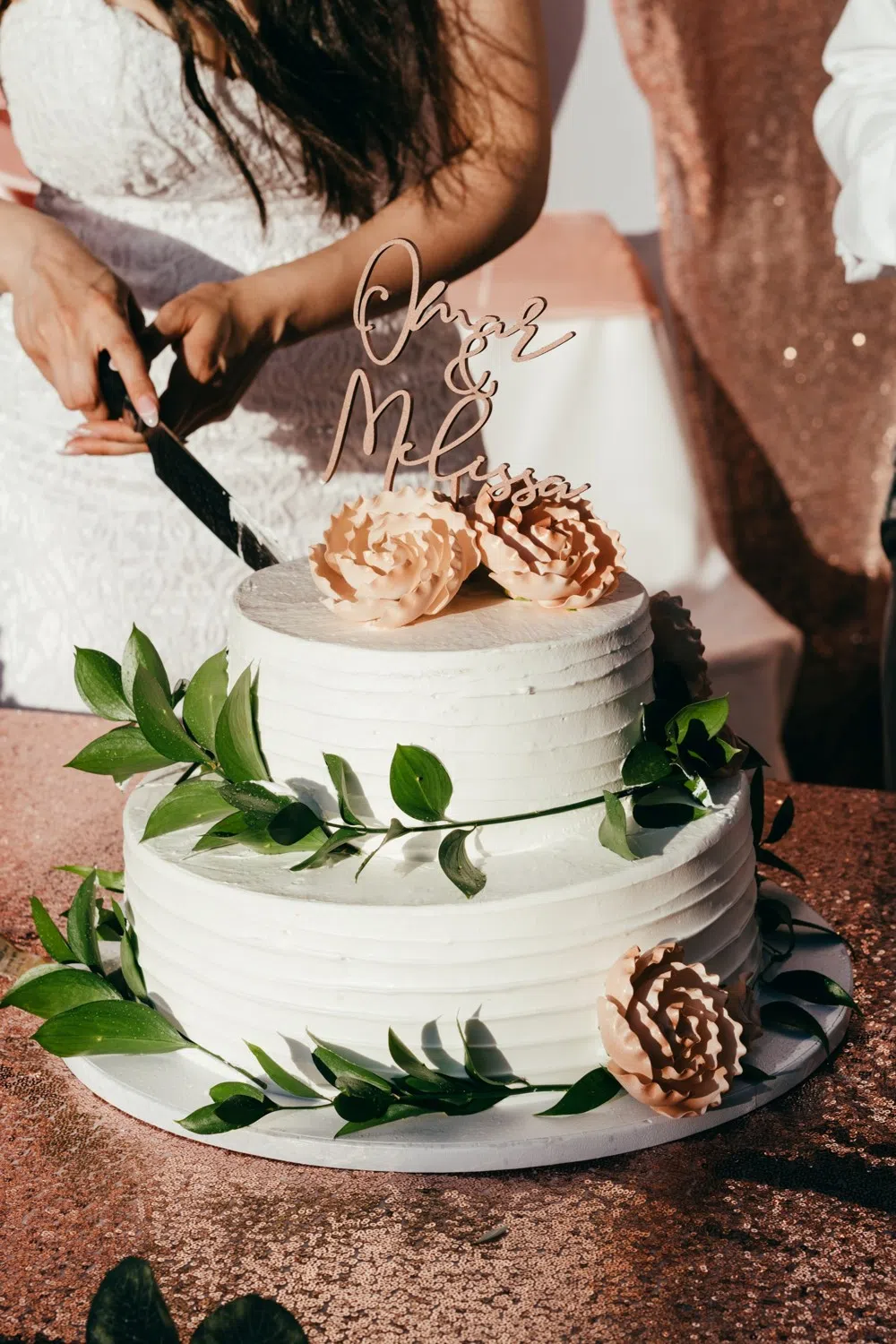 mariée coupant son gâteau de mariage blanc