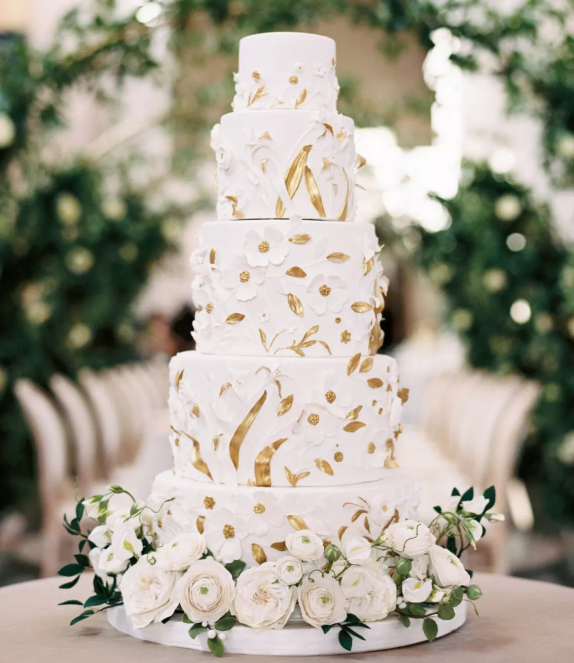 gâteau de mariage blanc et or pour inspiration mariage